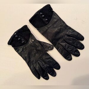 VINTAGE: Bloomingdale’s | ladies lambskin leather & suede gloves. Size: 7.